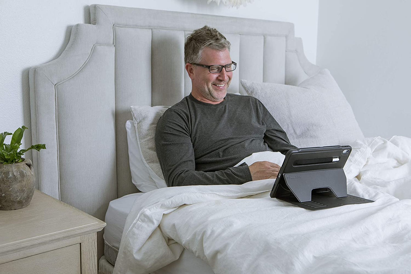 The Muse Case - 2018 Ipad Pro 11 Inch 1St Gen (Old Model) - Very Protective but Thin + Convenient Magnetic Stand + Sleep/Wake Cover - - Black (Fits Model #’S A1934, A1979, A1980, A2013)